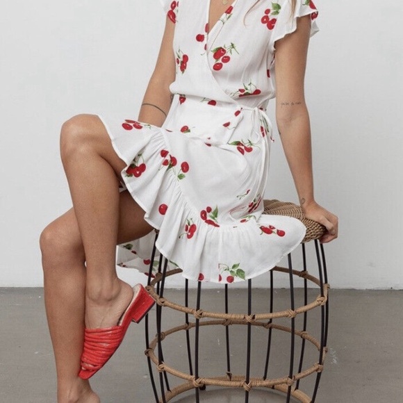 RAILS Koreen Short Sleeve Wrap Dress SZ Medium White Cherry Bloom Date Night EUC - Picture 4 of 10